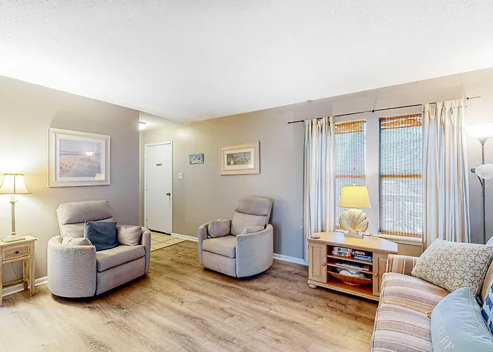 First-floor Dog-friendly With On-site Pool Access & Balcony Holiday home Gulf Shores