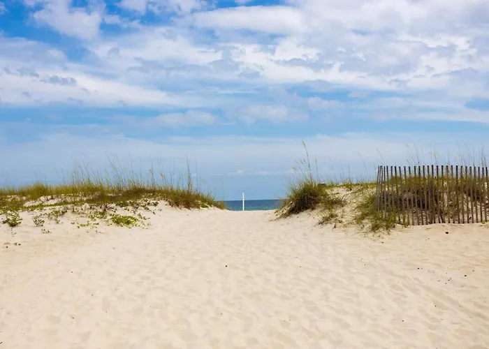 First-floor Dog-friendly With On-site Pool Access & Balcony Holiday home Gulf Shores